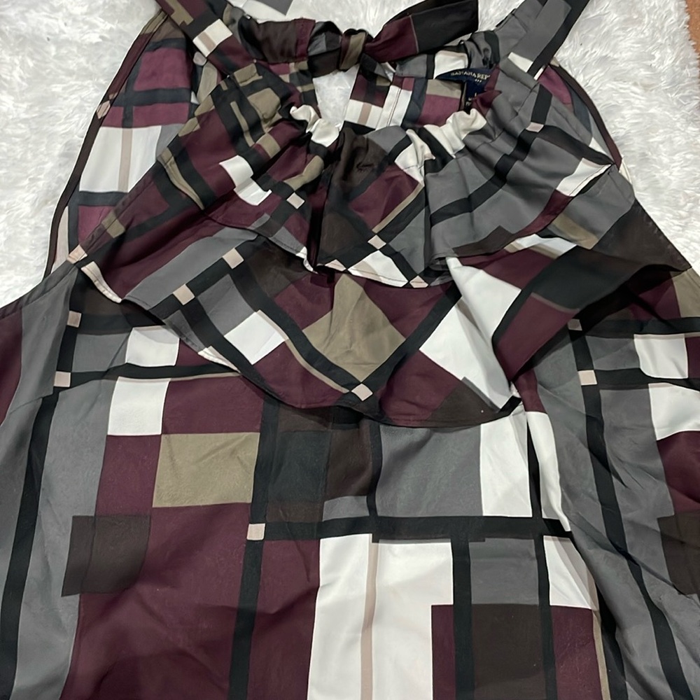 Beautiful blouse size large. Print vino, gray, black and white.